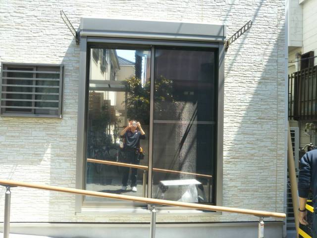 事例のご紹介 ミラーフィルム施工 葛飾区S様『部屋のカーテンが開けられる様になりました。』 東京の窓ガラスフィルム施工 株式会社LinkNext
